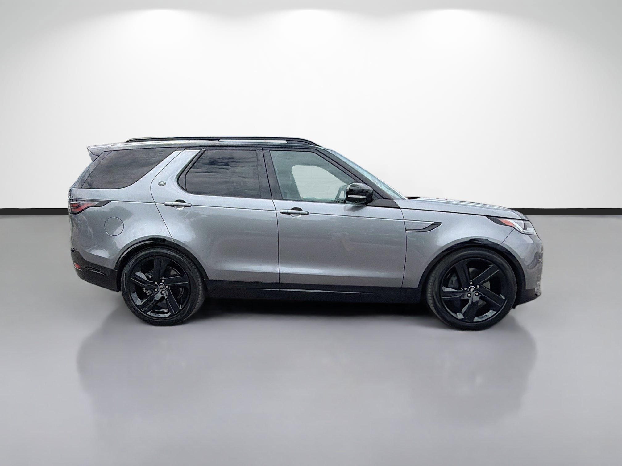Certified Used 2025 Eiger Grey Metallic Land Rover Dynamic SE image 6