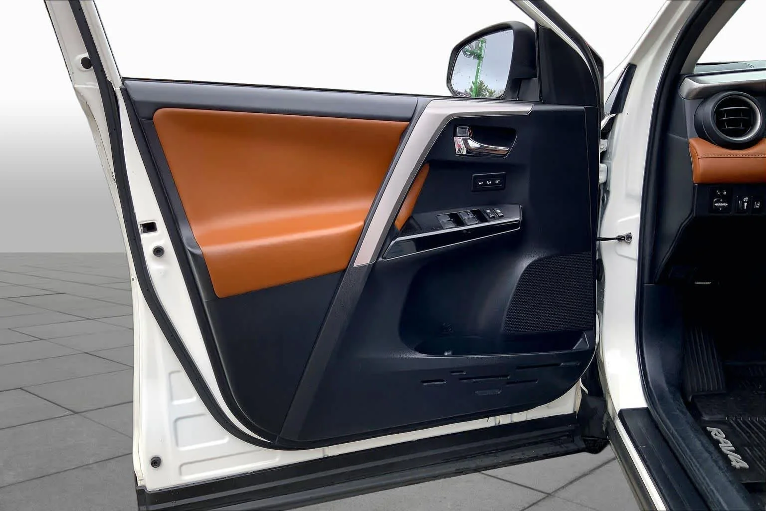 Used 2018 Blizzard Pearl Toyota Limited image 22