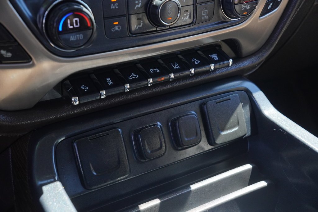 Used 2018 White GMC Denali image 26