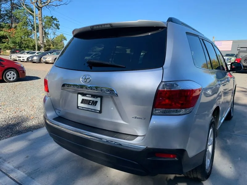 Used 2011 Silver Toyota Sport Utility 4D image 11