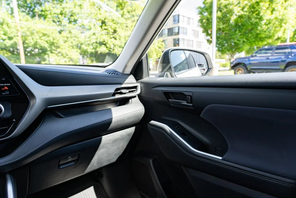Used 2020 White Toyota LE image 11