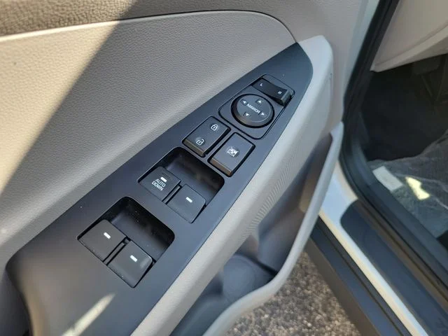 Used 2021 White Hyundai SE image 15