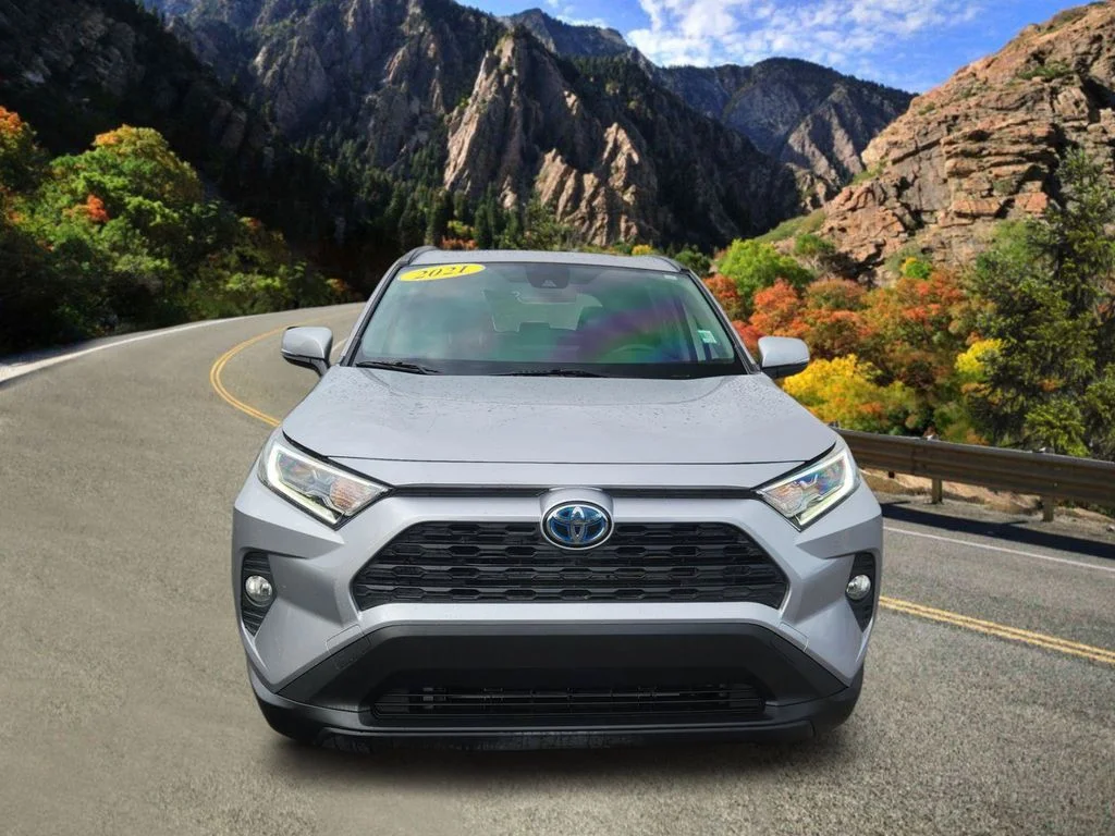 Used 2021 Silver Toyota XLE image 6