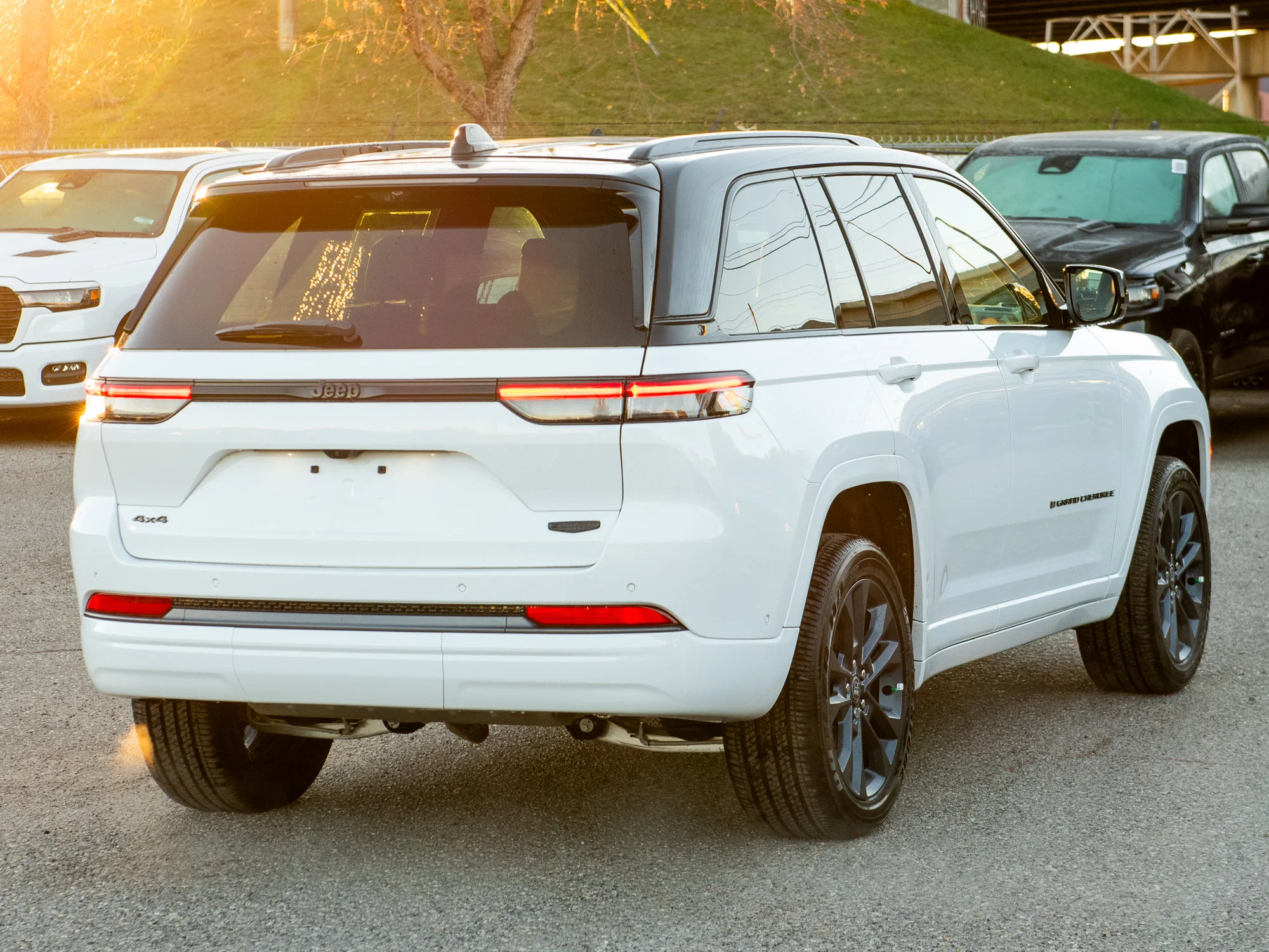 Used 2026 White Jeep Summit* Obsidian 4x4, Massage Seats, Night Vision, FULLY LOADED! image 6