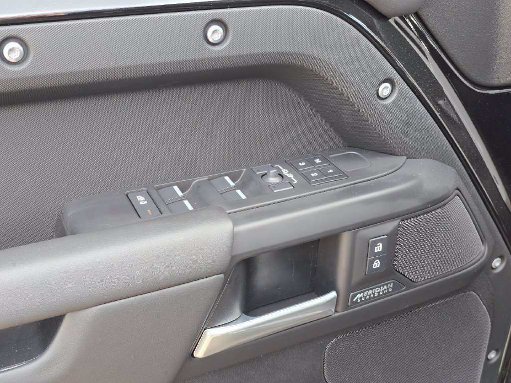 New 2026 Santorini Black Land Rover X-Dynamic se image 21
