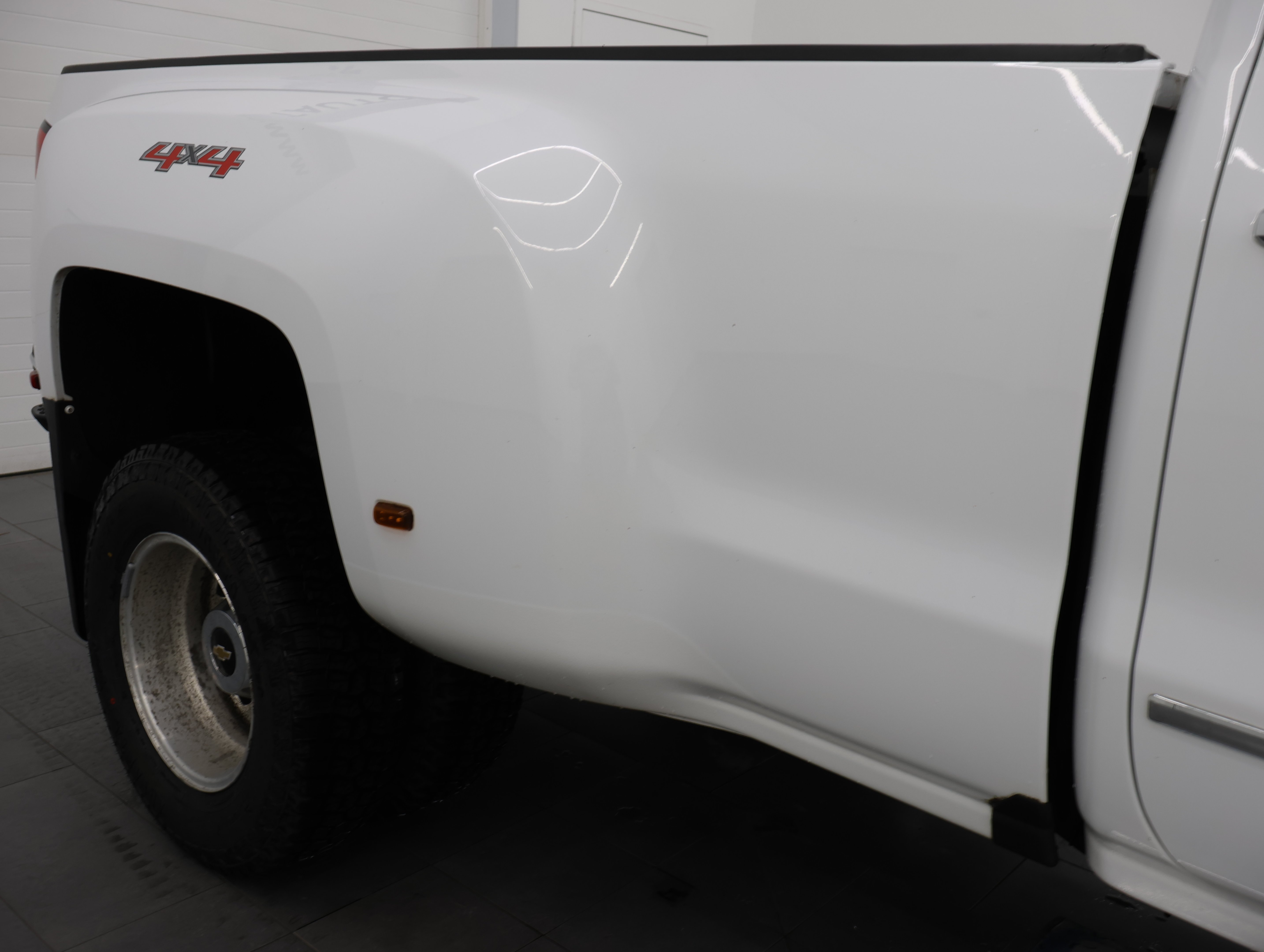 Used 2017 Summit White Chevrolet 4x4 Crew Cab LTZ DRW: CREW-LONG-DRW-LTZ-6.6L DIESEL-4WD-NAV image 26
