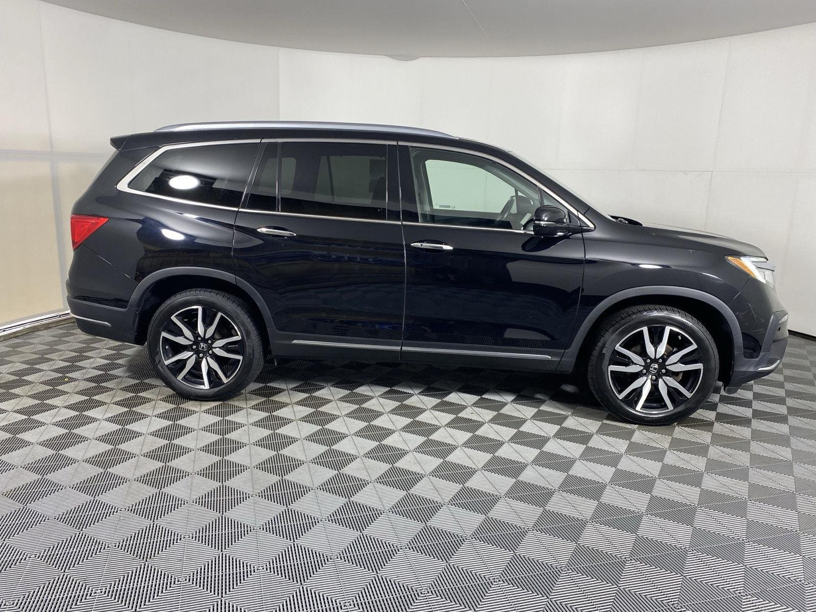 Used 2022 Crystal Black Pearl Honda Touring w/Rear Captain
