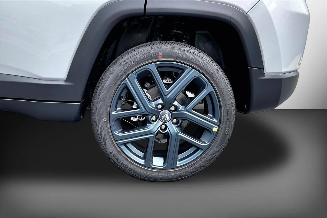 New 2026 Silver Zynith Metallic Clearcoat Jeep Latitude image 33