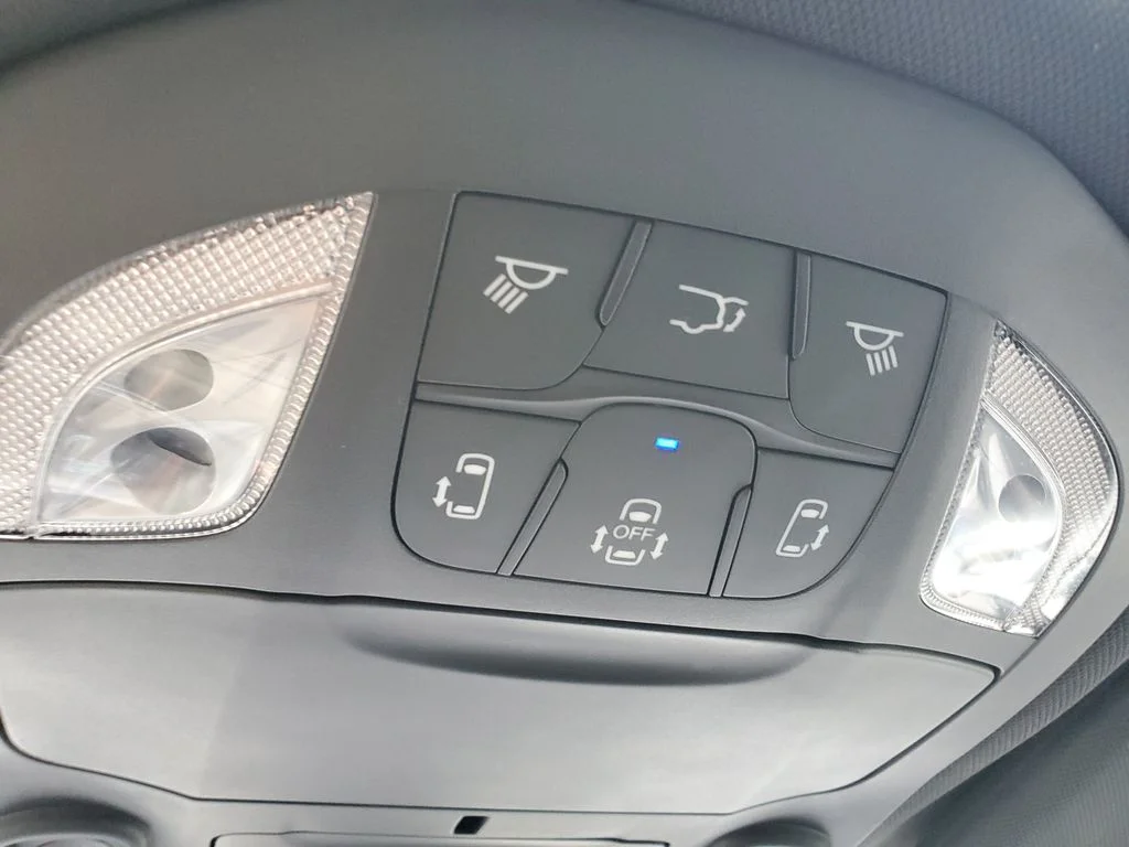 Used 2019 Silver Chrysler Limited image 22