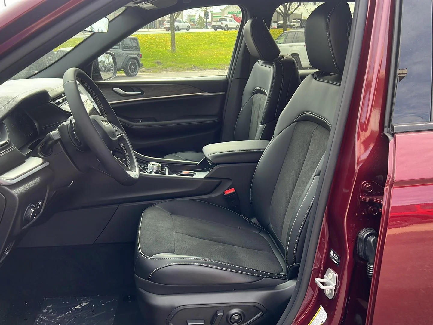 New 2026 Velvet Red Pearl-Coat Exterior Paint Jeep Laredo Altitude image 10
