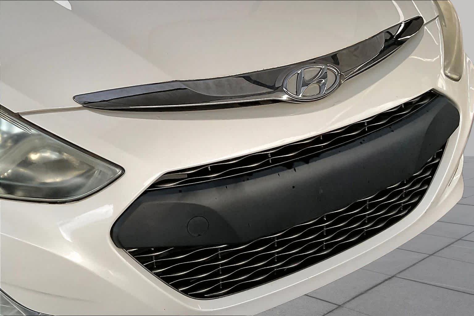 Used 2013 Porcelain White Pearl Hyundai  image 28