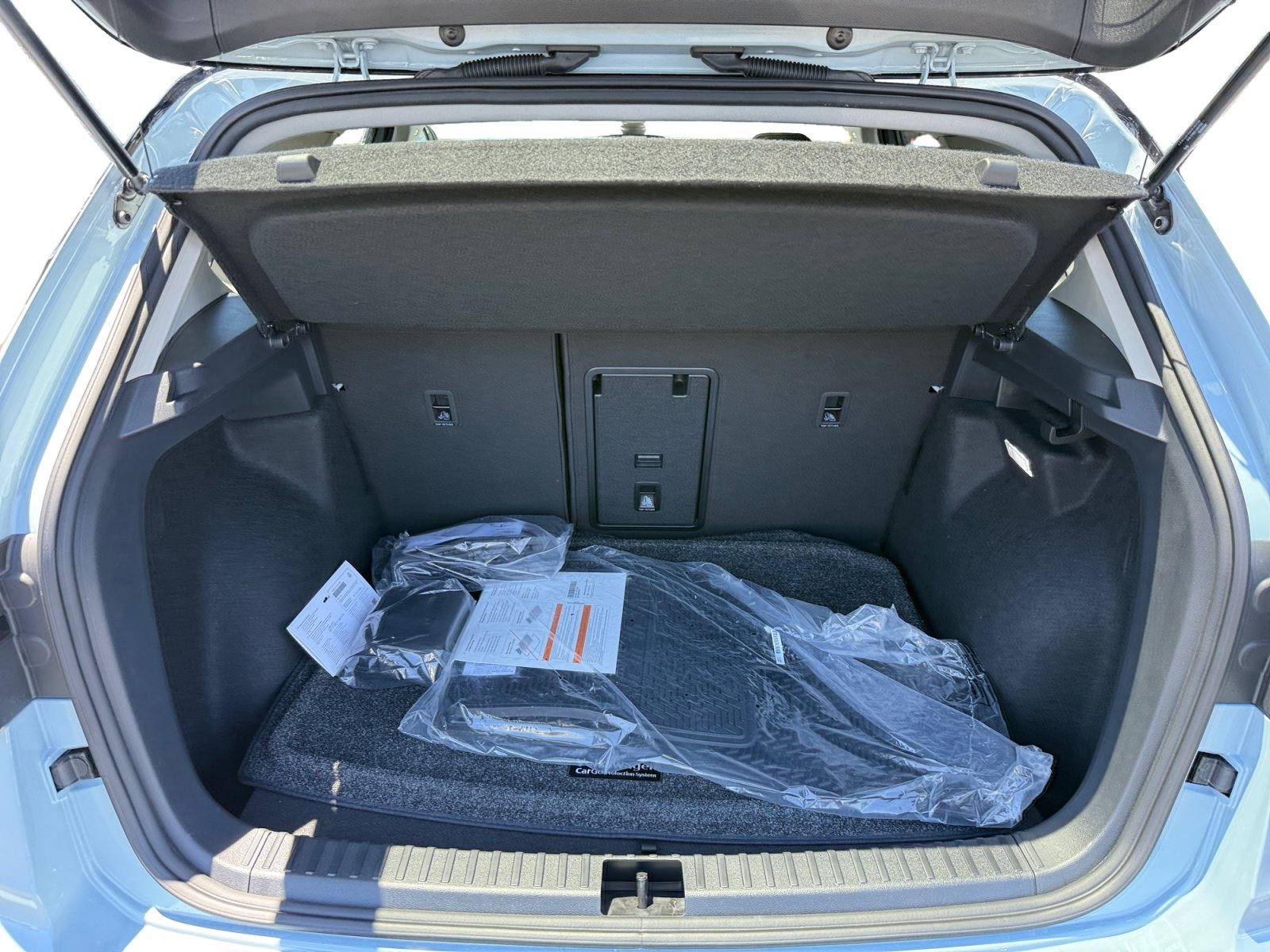 New 2026 Monument Gray W/Deep Black Roof Volkswagen SE Black image 17