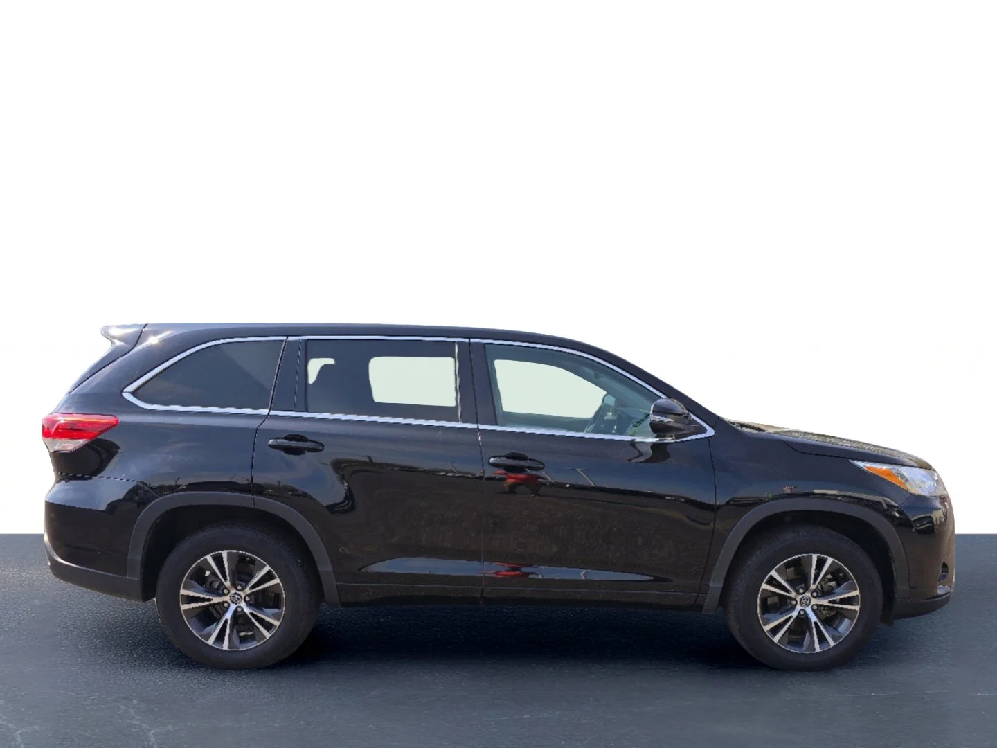 Used 2018 Midnight Black Metallic Toyota LE image 4