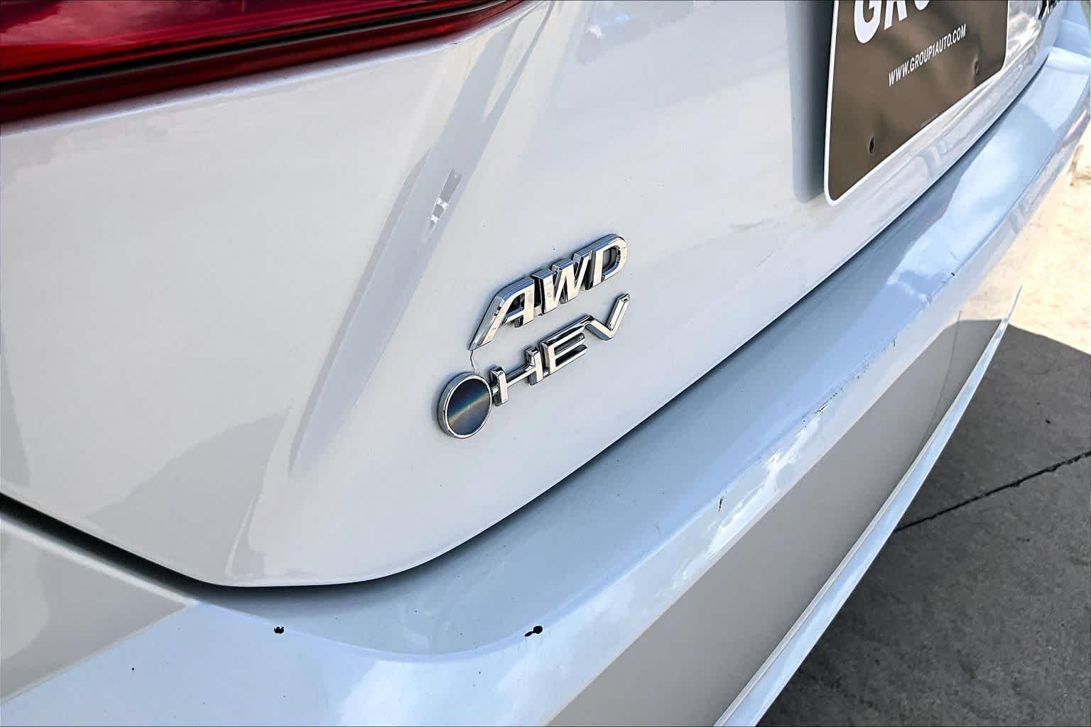 Used 2025 Wind Chill Pearl Toyota XSE image 31