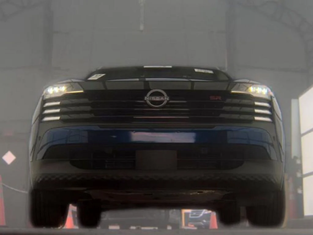 Used 2025 Deep Blue Pearl Nissan SR image 3