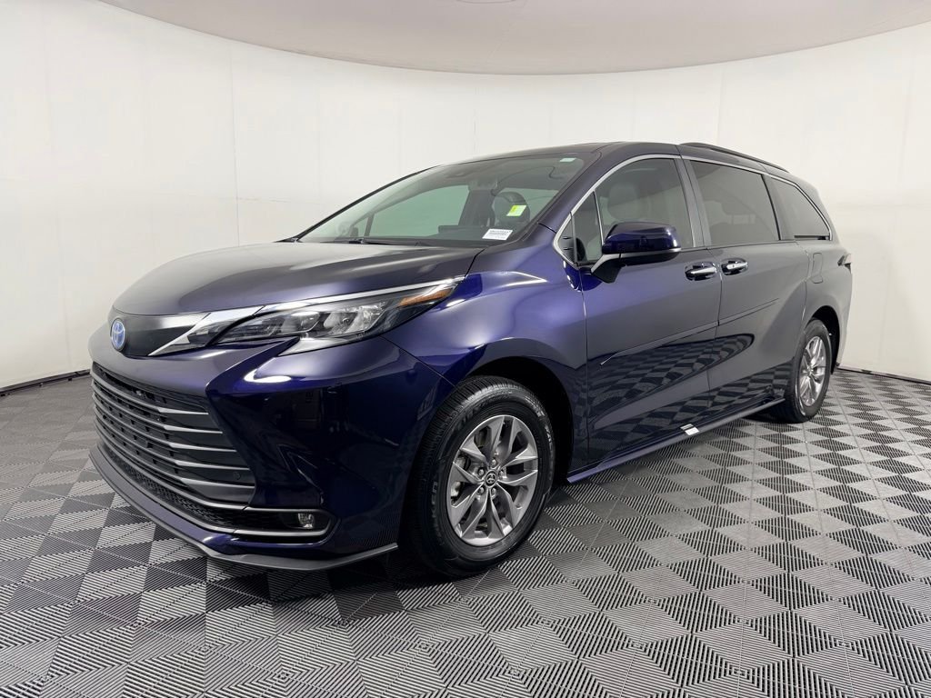 Certified Used 2025  Toyota XLE image 3