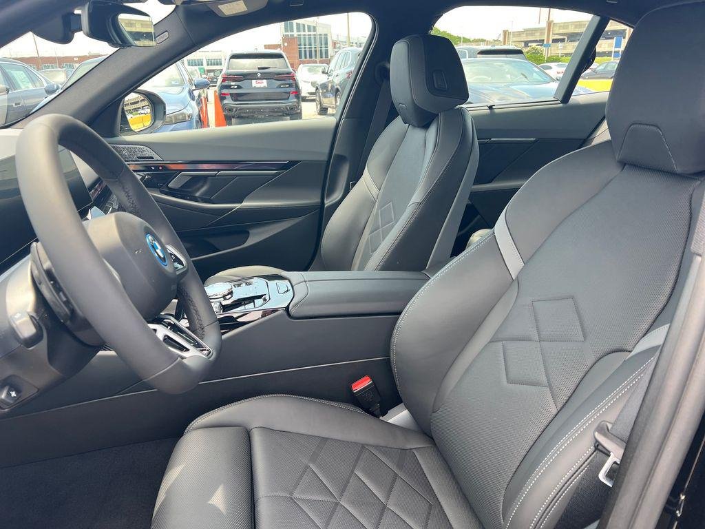 New 2027 Carbon Black Metallic BMW 550e xDrive image 3