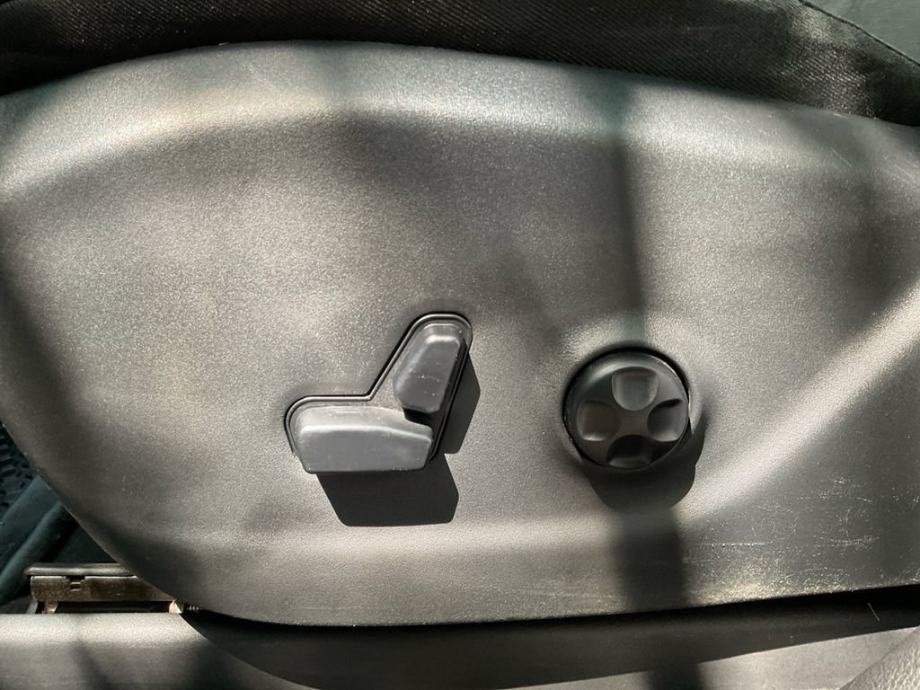 Used 2019 Black Jeep Latitude Plus image 33