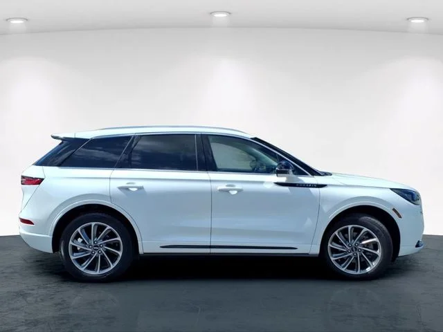 Used 2022 White Lincoln Grand Touring image 5