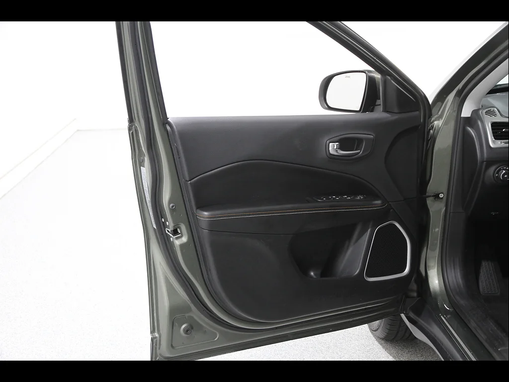 Used 2019 Olive Green Pearl Coat Jeep Latitude image 4