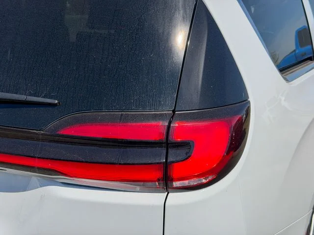 New 2026 Bright White Clear-Coat Exterior Paint Chrysler Select image 6
