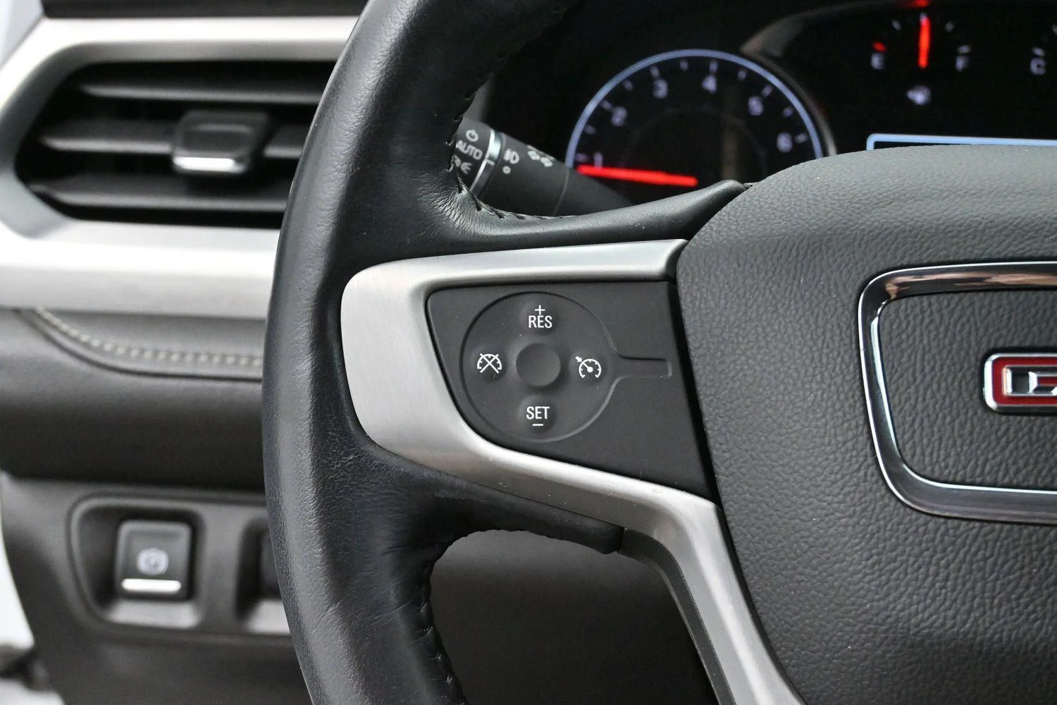 Used 2019 Summit White GMC SLT image 17