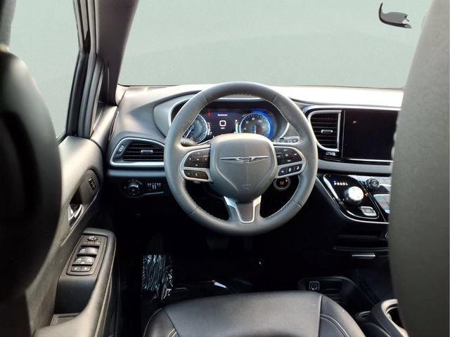 Used 2025  Chrysler Select image 4