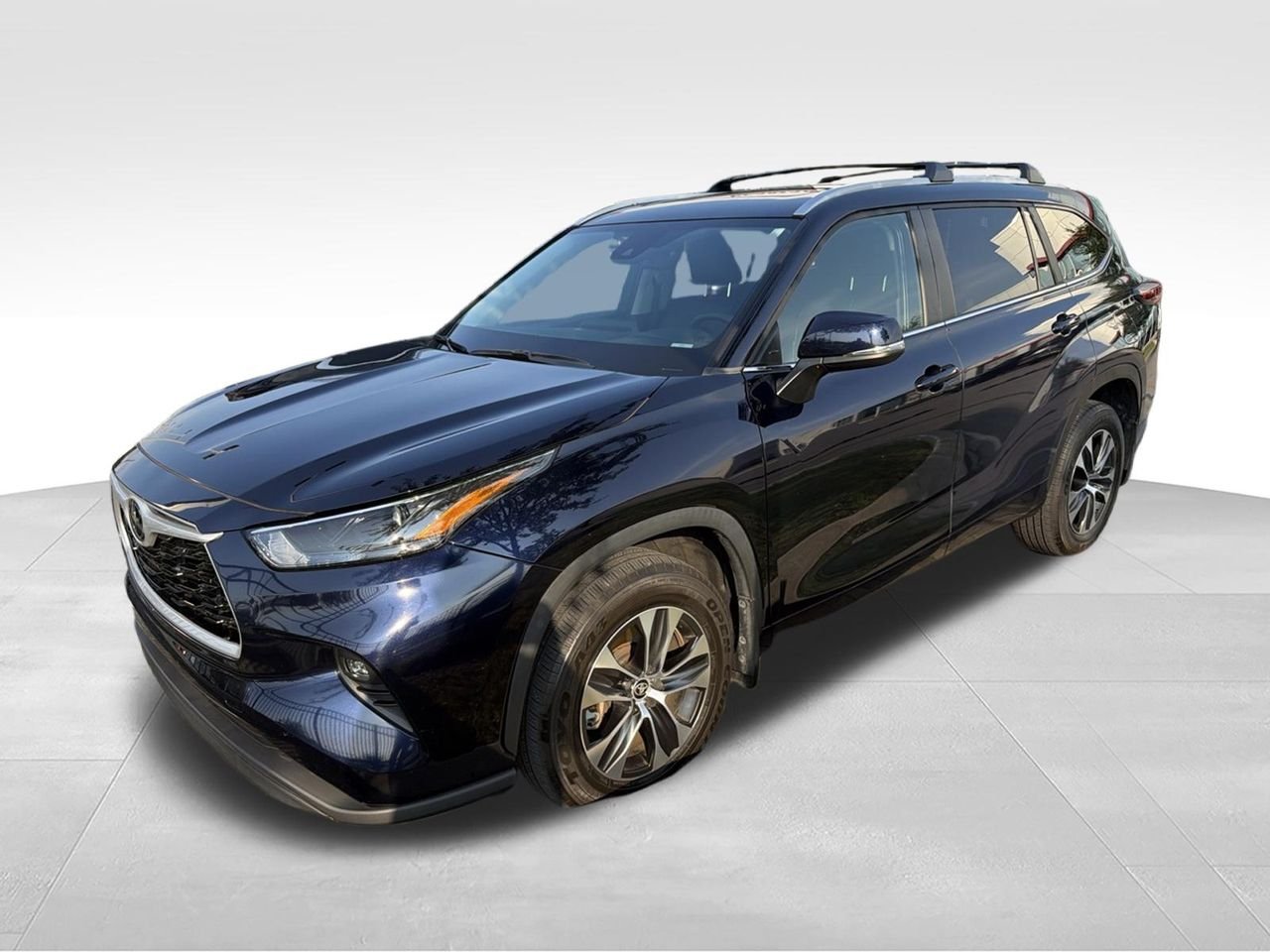 Used 2024  Toyota XLE image 1