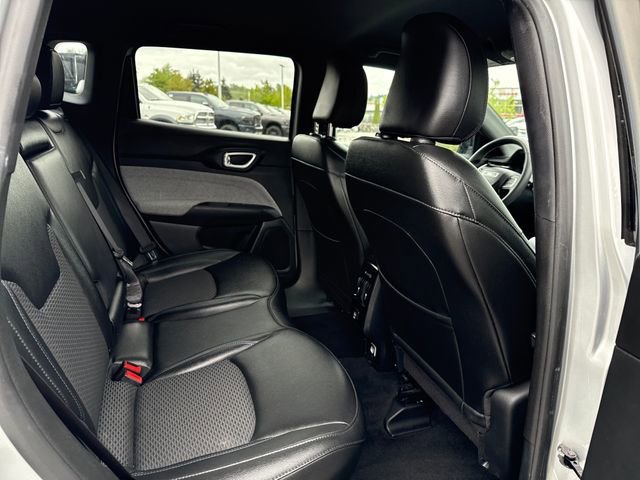 Used 2024 Silver Zynith Metallic Clearcoat Jeep Latitude image 9