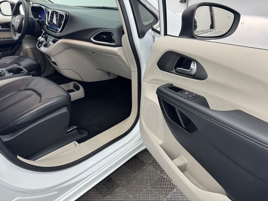 Used 2023 Bright White Clearcoat Chrysler Touring L image 33