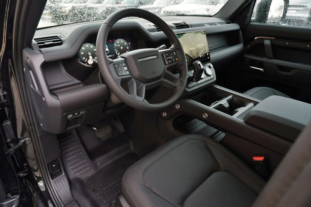 New 2026 Santorini Black Land Rover X-Dynamic SE image 13