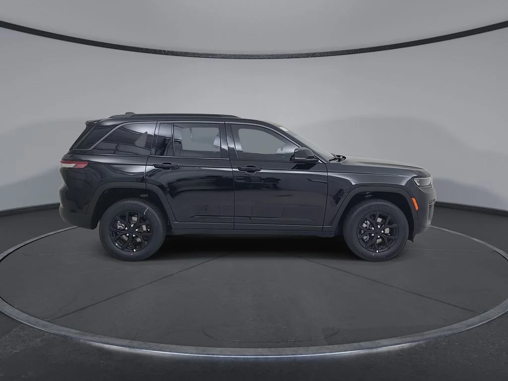 New 2026 Diamond Black Crystal Pearl-Coat Exterior Paint Jeep Altitude image 17