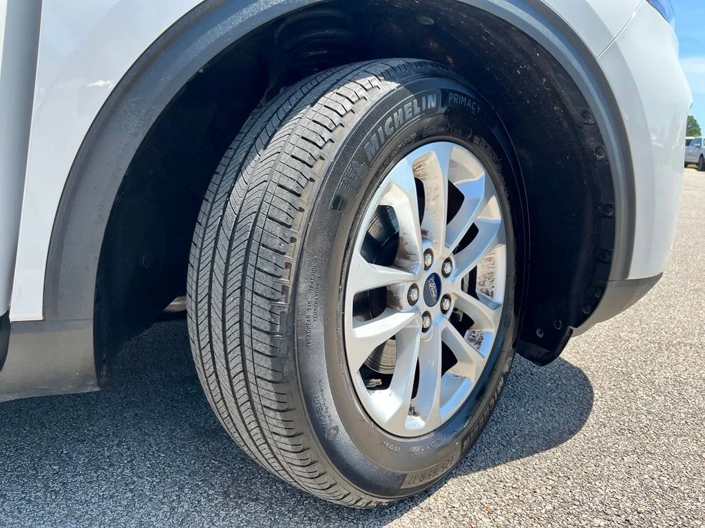 Used 2022 White Ford SE image 6
