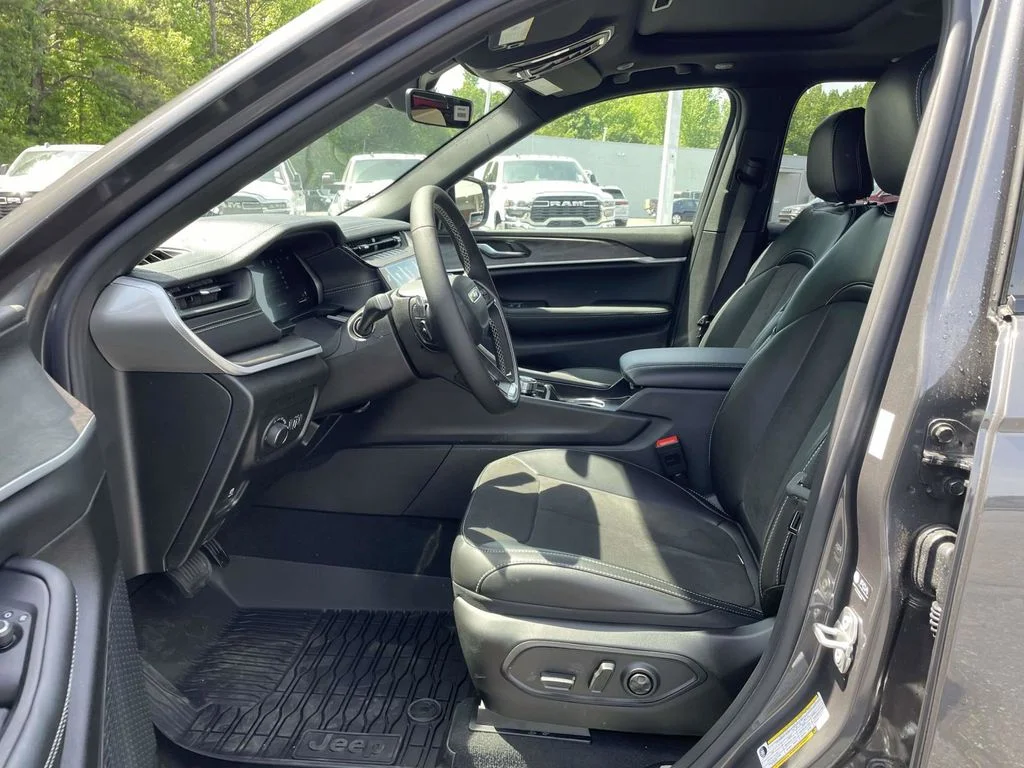 New 2026 Baltic Gray Metallic Clear-Coat Exterior Paint Jeep Altitude image 25