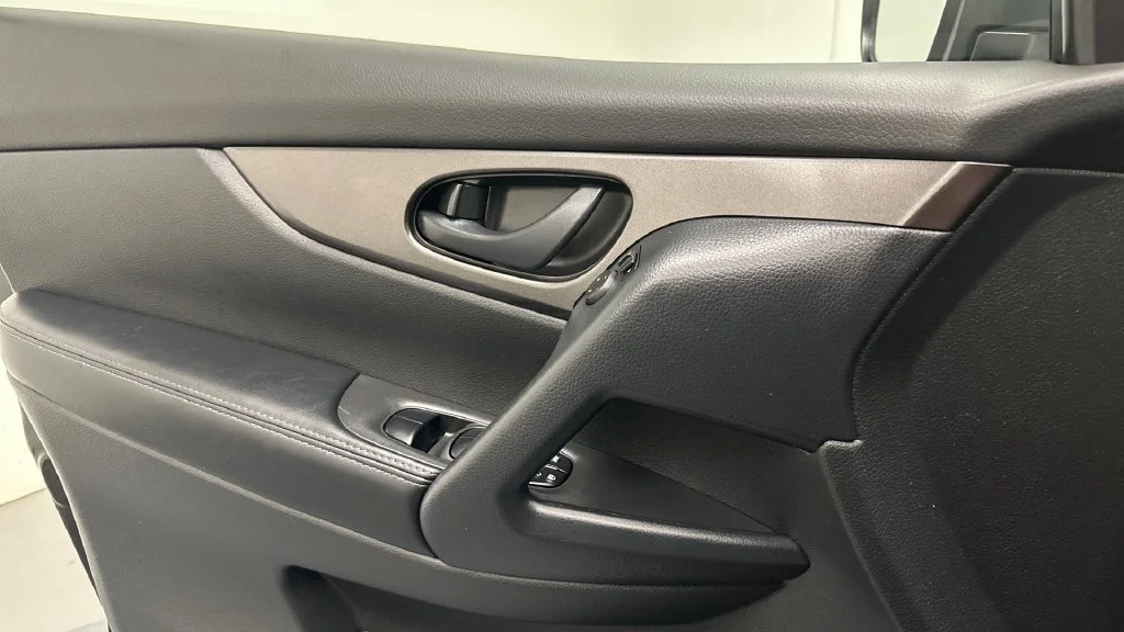 Used 2022 Black Nissan S image 18
