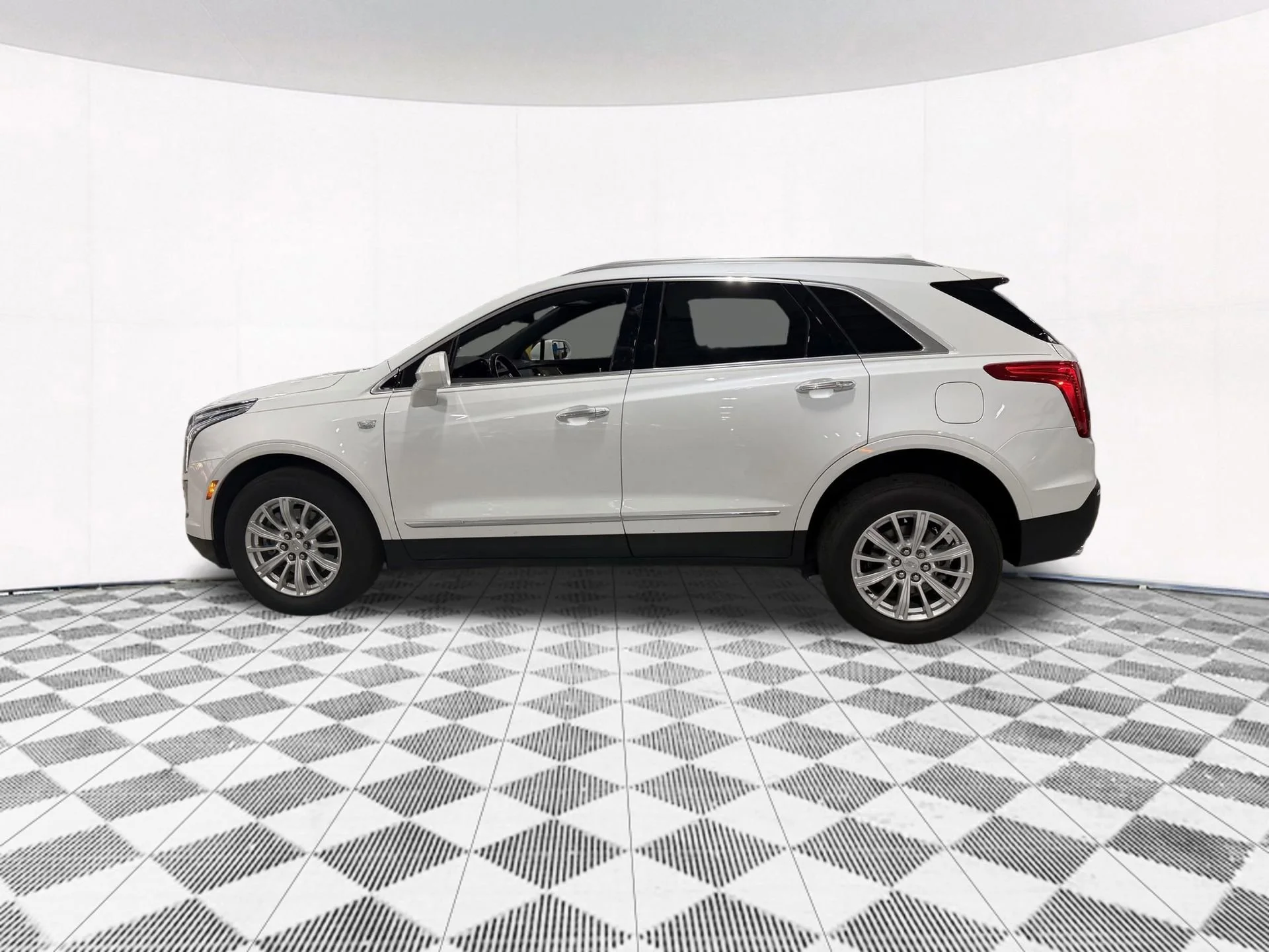 Used 2019 CRYSTAL WHITE TRICOAT Cadillac AWD image 13