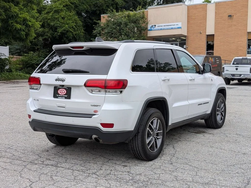 Used 2020 White Jeep Laredo image 3
