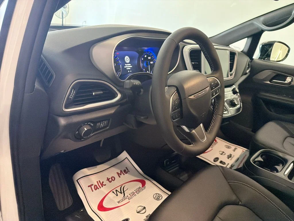 New 2027 Bright White Clear-Coat Paint Chrysler LX image 12