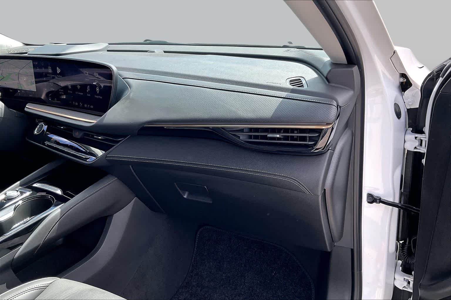 Used 2025 White Frost Tricoat Buick Avenir image 19