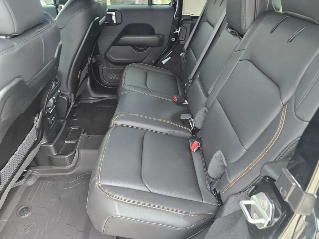 New 2026 Black Clear-Coat Exterior Paint Jeep Sahara image 7