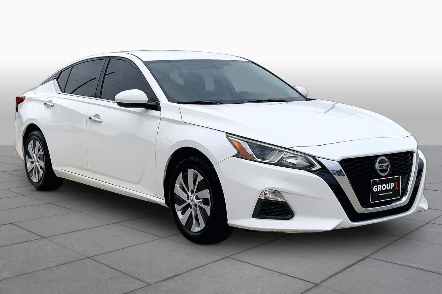 Used 2020 Glacier White Nissan 2.5 S image 3