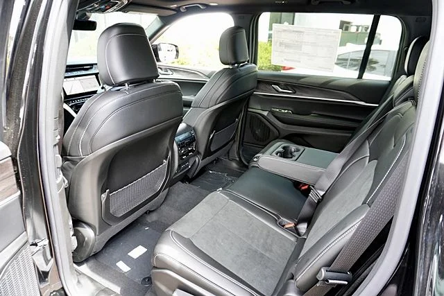 New 2026 Diamond Black Crystal Pearl-Coat Exterior Paint Jeep Altitude image 22