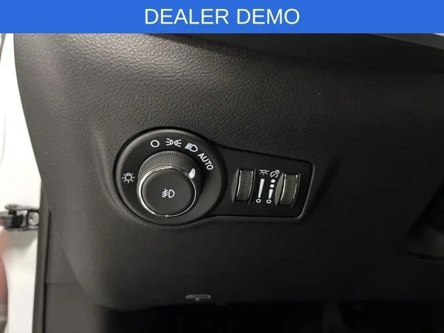 New 2026 Bright White Clear-Coat Exterior Paint Jeep Latitude image 13