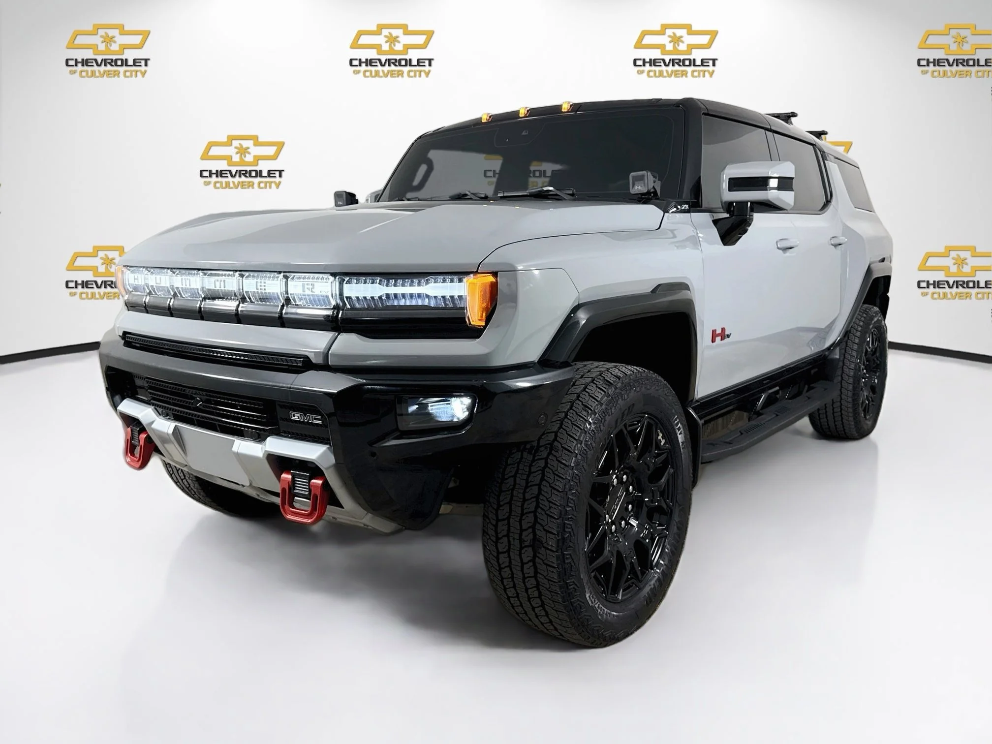 Used 2024 Meteorite Metallic (Grey) GMC 2X image 3