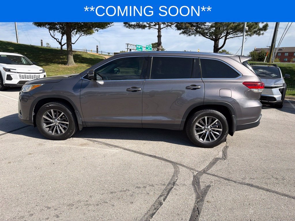 Used 2019 Gray Toyota XLE image 12