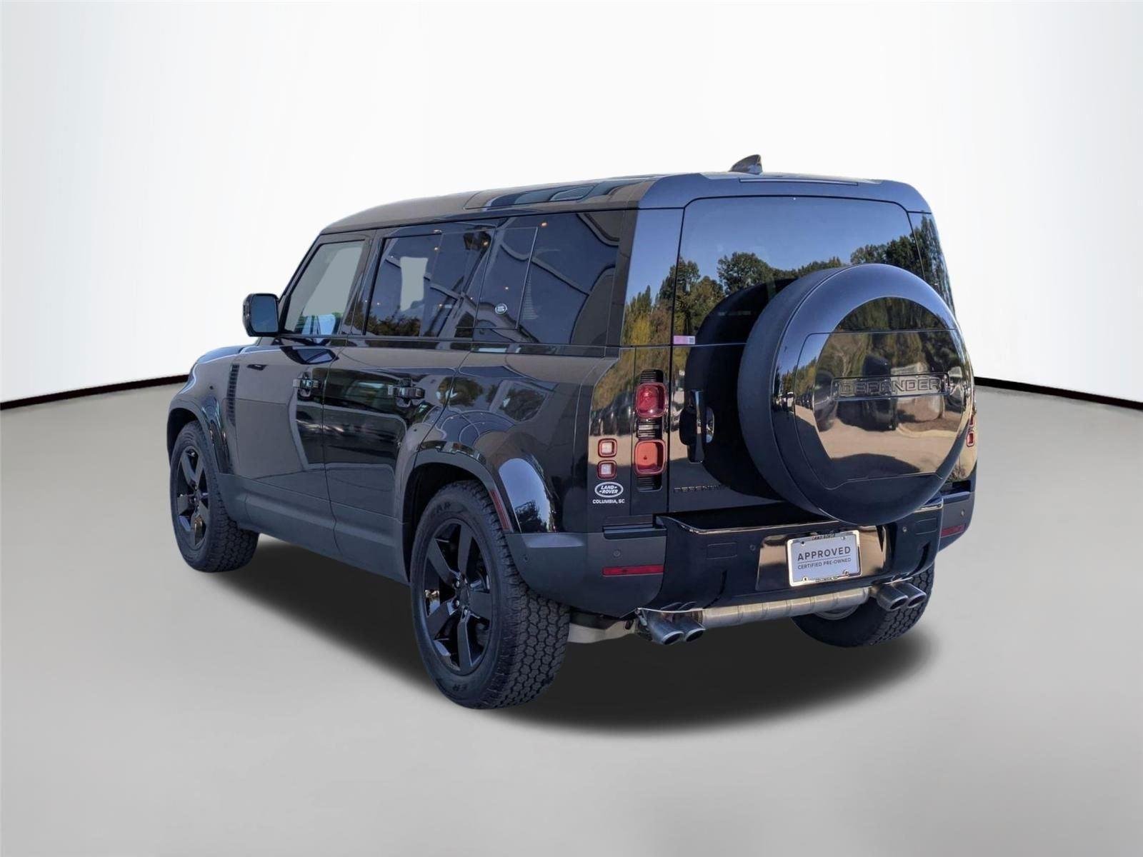 Used 2024 Santorini Black Metallic Land Rover SE image 7