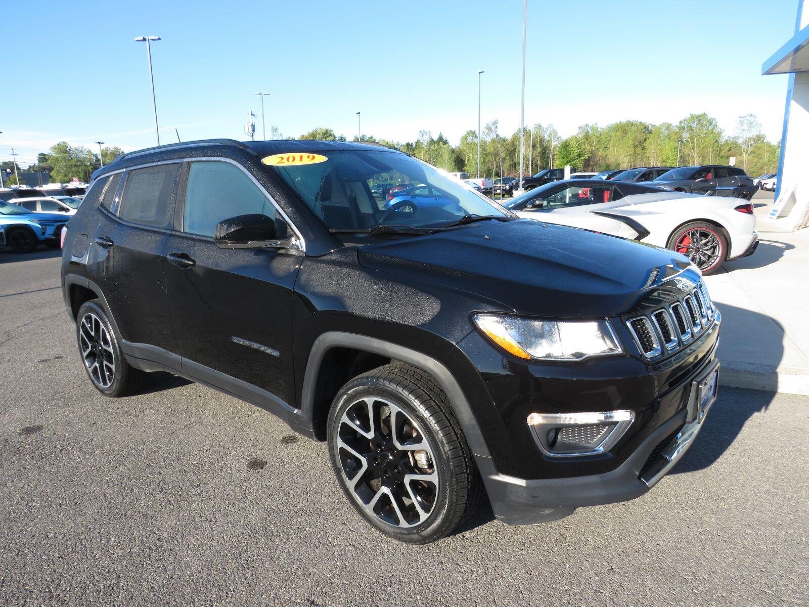 Used 2019 Diamond Black Crystal Pearlcoat Jeep Limited image 5