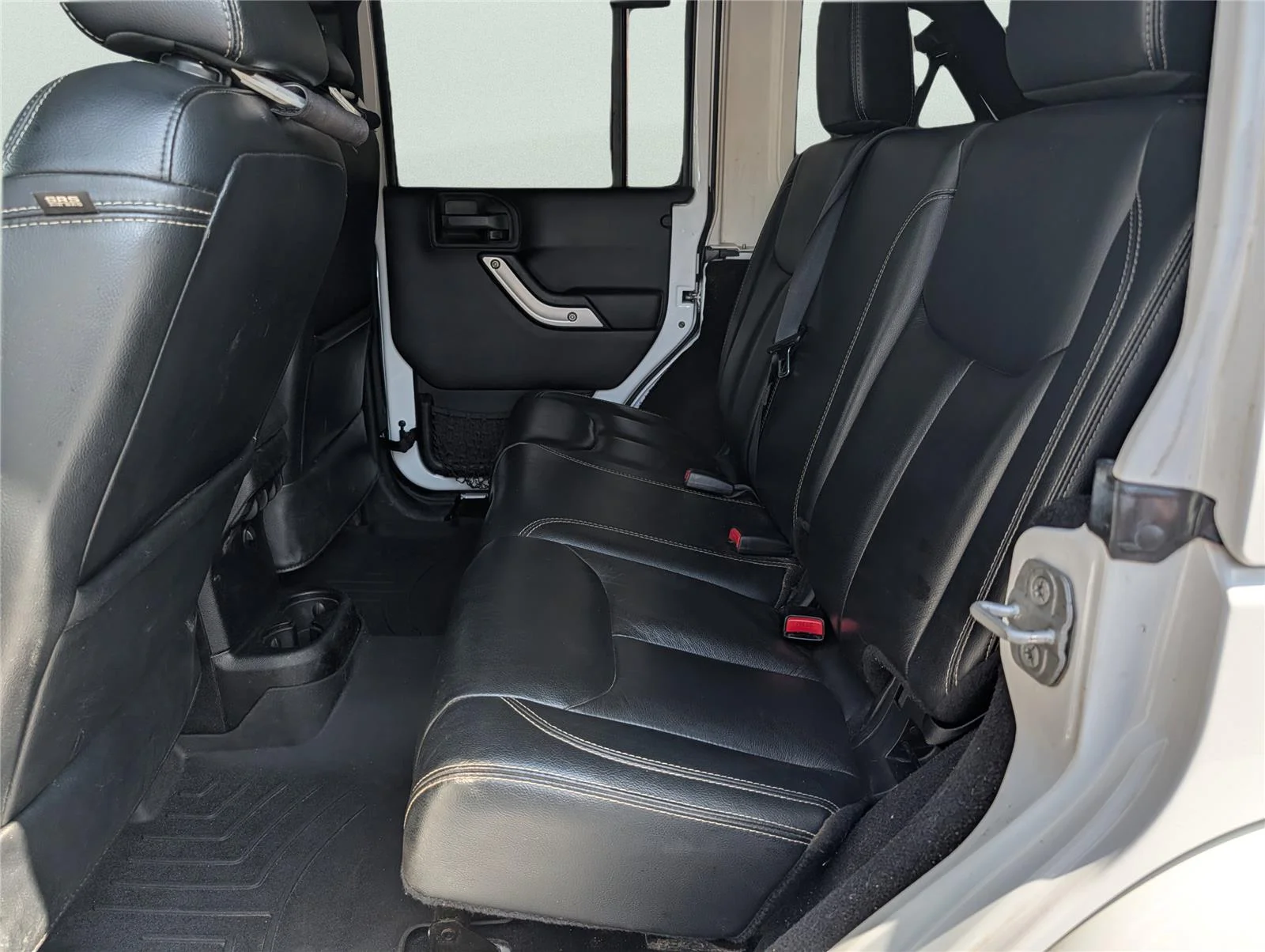 Used 2014 Bright White Clearcoat Jeep Sahara image 27