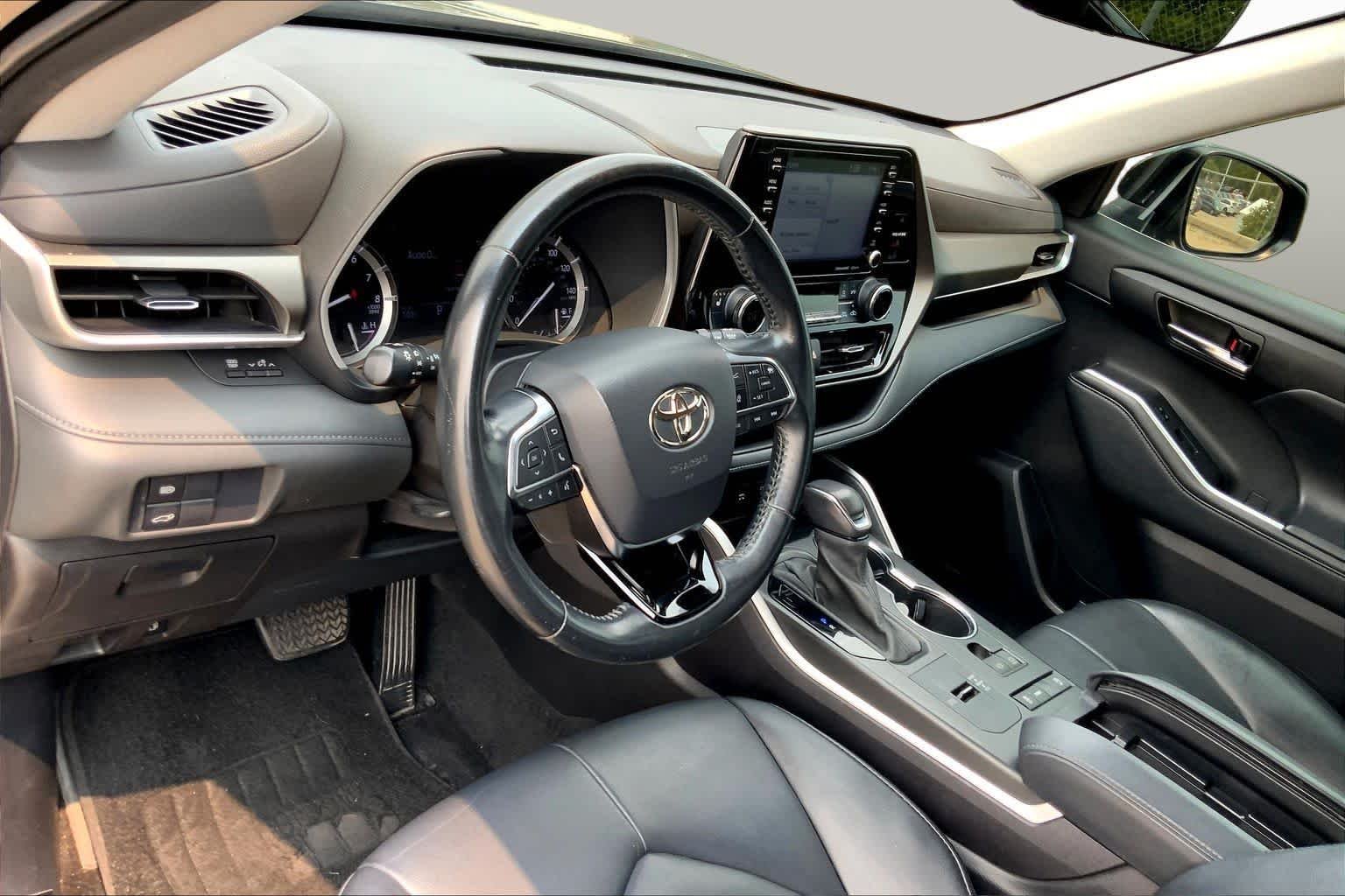 Used 2021 Midnight Black Metallic Toyota XLE image 18