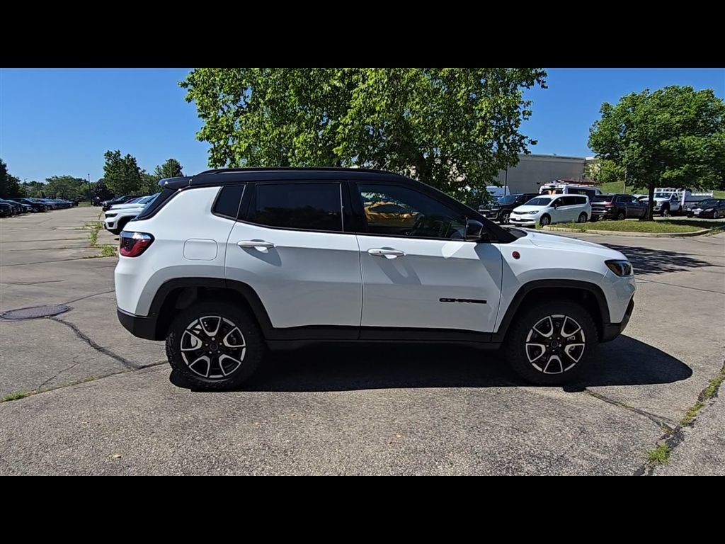 New 2026 Bright White Clear-Coat Exterior Paint Jeep Trailhawk image 10